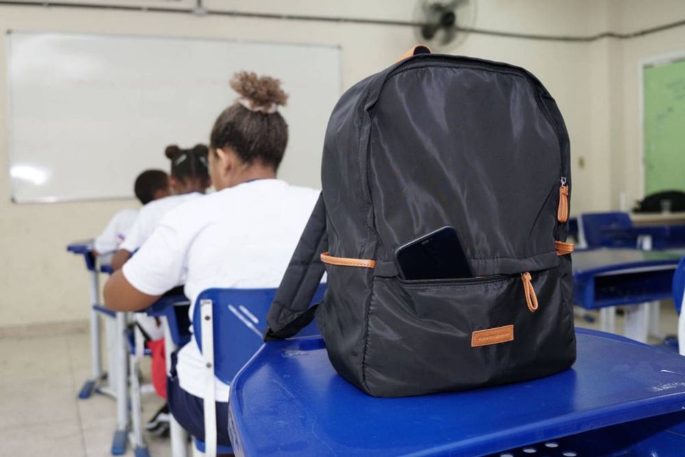 Um quarto dos países do mundo proíbe celular na escola - 20/09/2024 - Educação - Folha