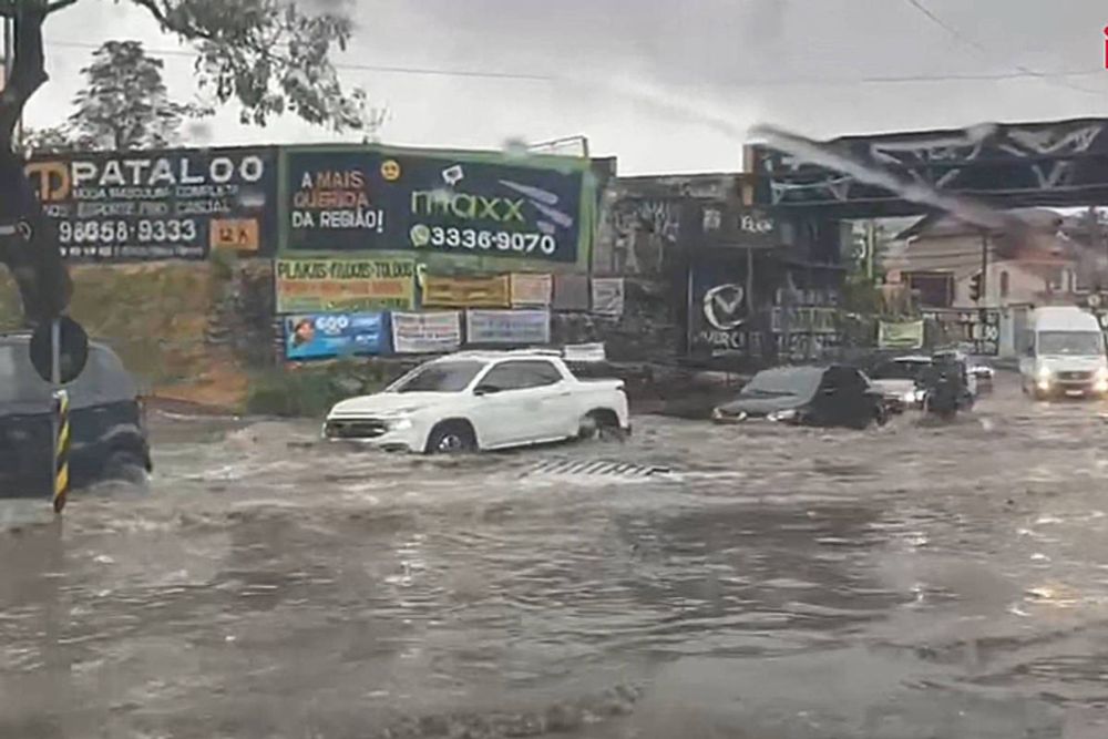 Após 173 dias de estiagem, forte chuva atinge BH e provoca alertas da Defesa Civil