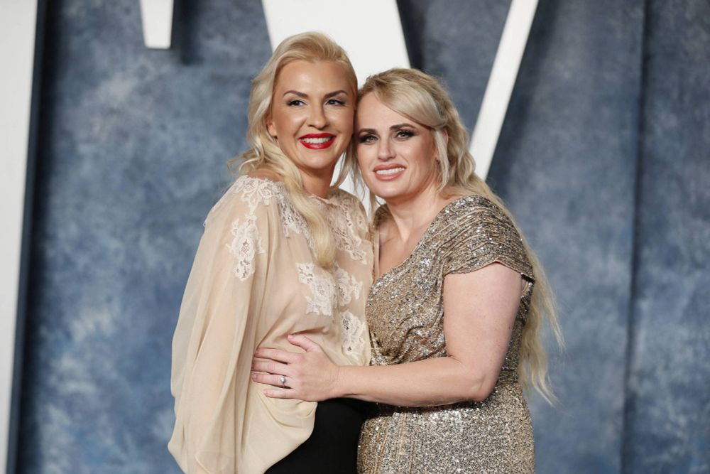 Rebel Wilson se casa com Ramona Agruma em cerimônia na Itália