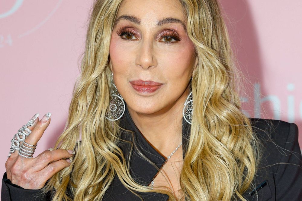 Filho da cantora Cher é internado após sofrer overdose de drogas, diz site