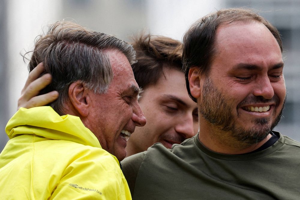 Carlos Bolsonaro passa mal após prisão domiciliar do pai e é atendido em hospital no Rio