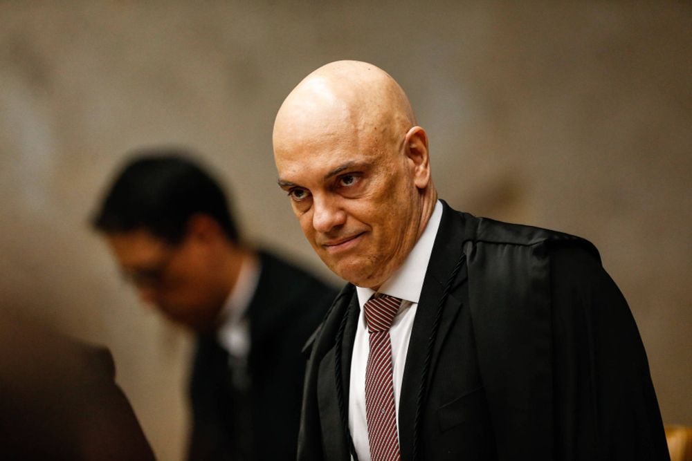 X paga multas e volta a pedir a Moraes desbloqueio no Brasil