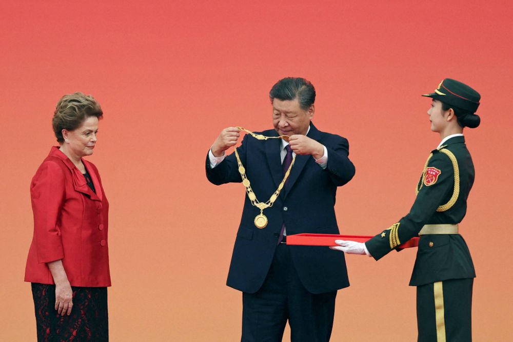 Xi entrega medalha a Dilma, agora 'velha amiga' da China