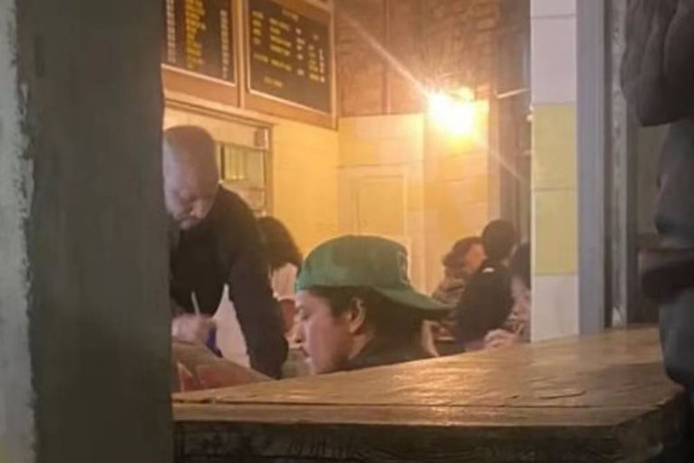 Bruno Mars é flagrado em bar na Vila Madalena com boné do Brasil