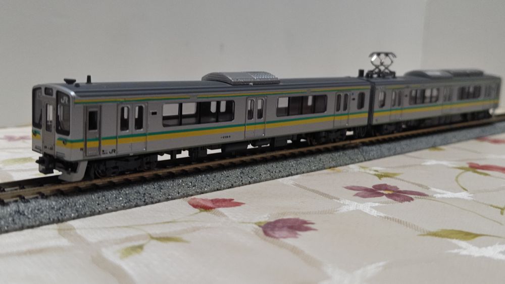 KATOのE127系南武支線仕様。
新潟仕様だったものを世田谷総合車両センターのインレタで貼り換え。(車体下部の緑帯消去はまだ)