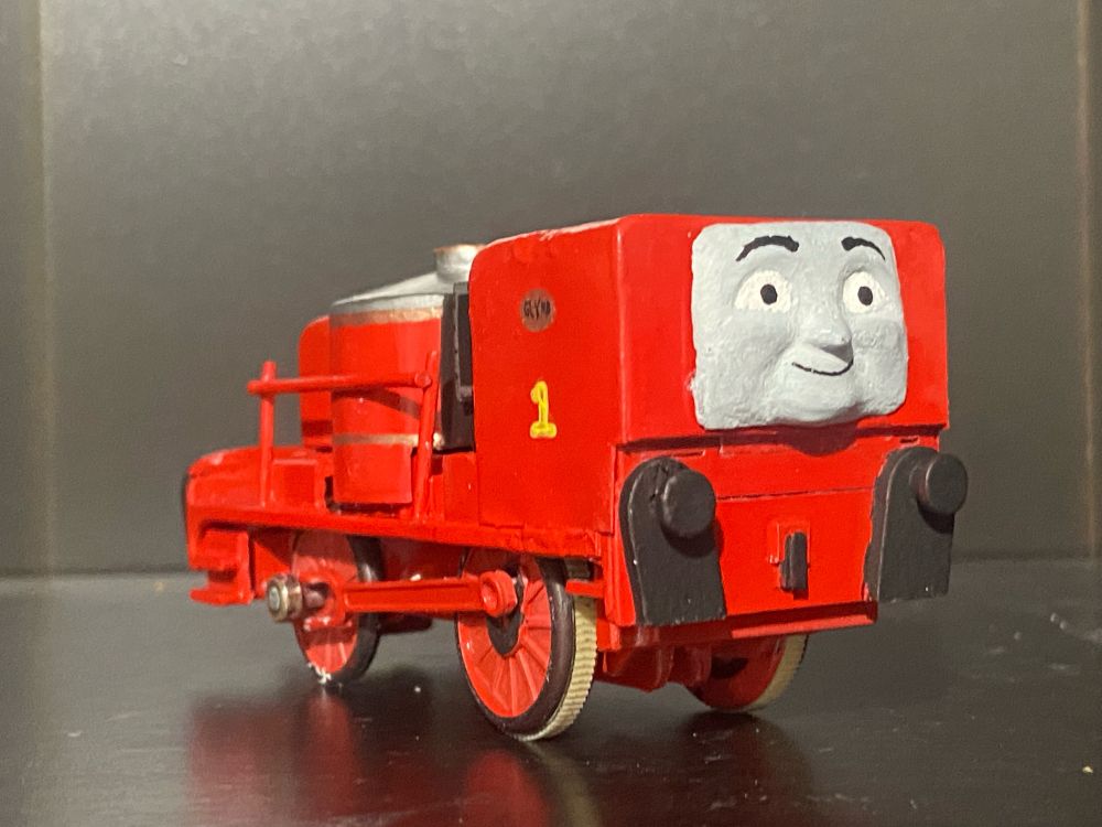 3/4 front shot of my Custom Plarail Glynn’s right hand side