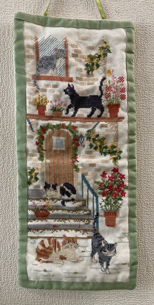 5匹の猫のクロスステッチのタペストリー