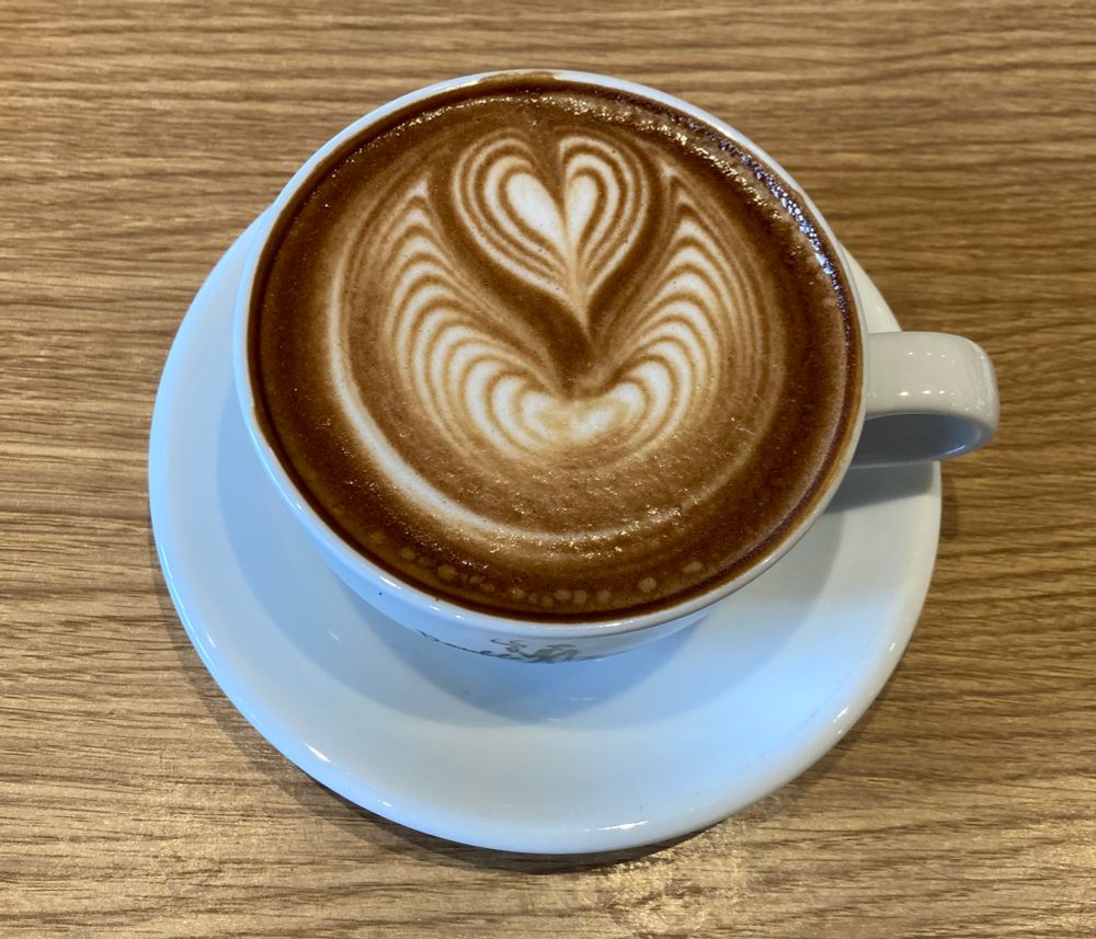 ハートのラテアートのカフェラテ