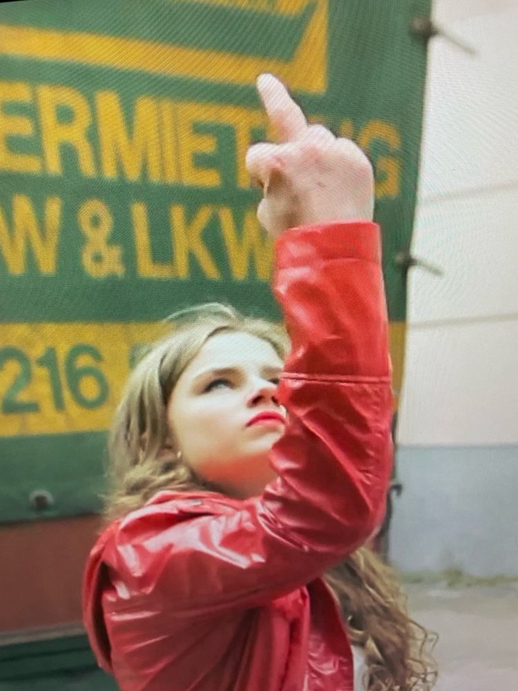 Lieb mich! Lilli Meinhardt reckt kraftvoll den Mittelfinger.