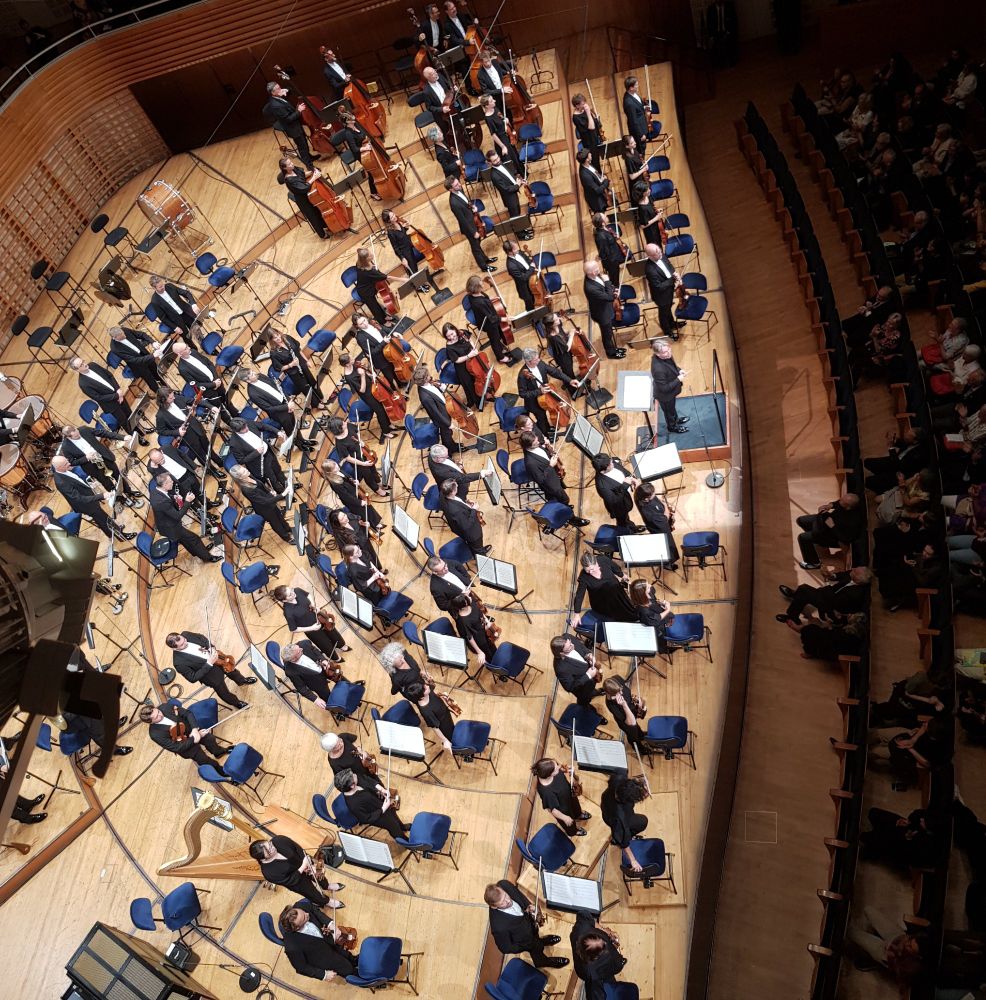 Das Orchester steht mit Salonen am Ende des Konzerts auf der Bühne im KKL