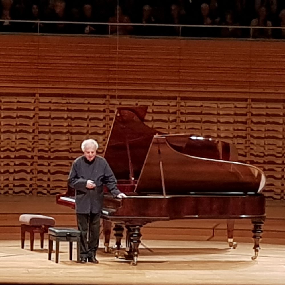 Andras Schiff am Ende seines Rezitals, vor den beiden Flügeln auf der Bühne stehend