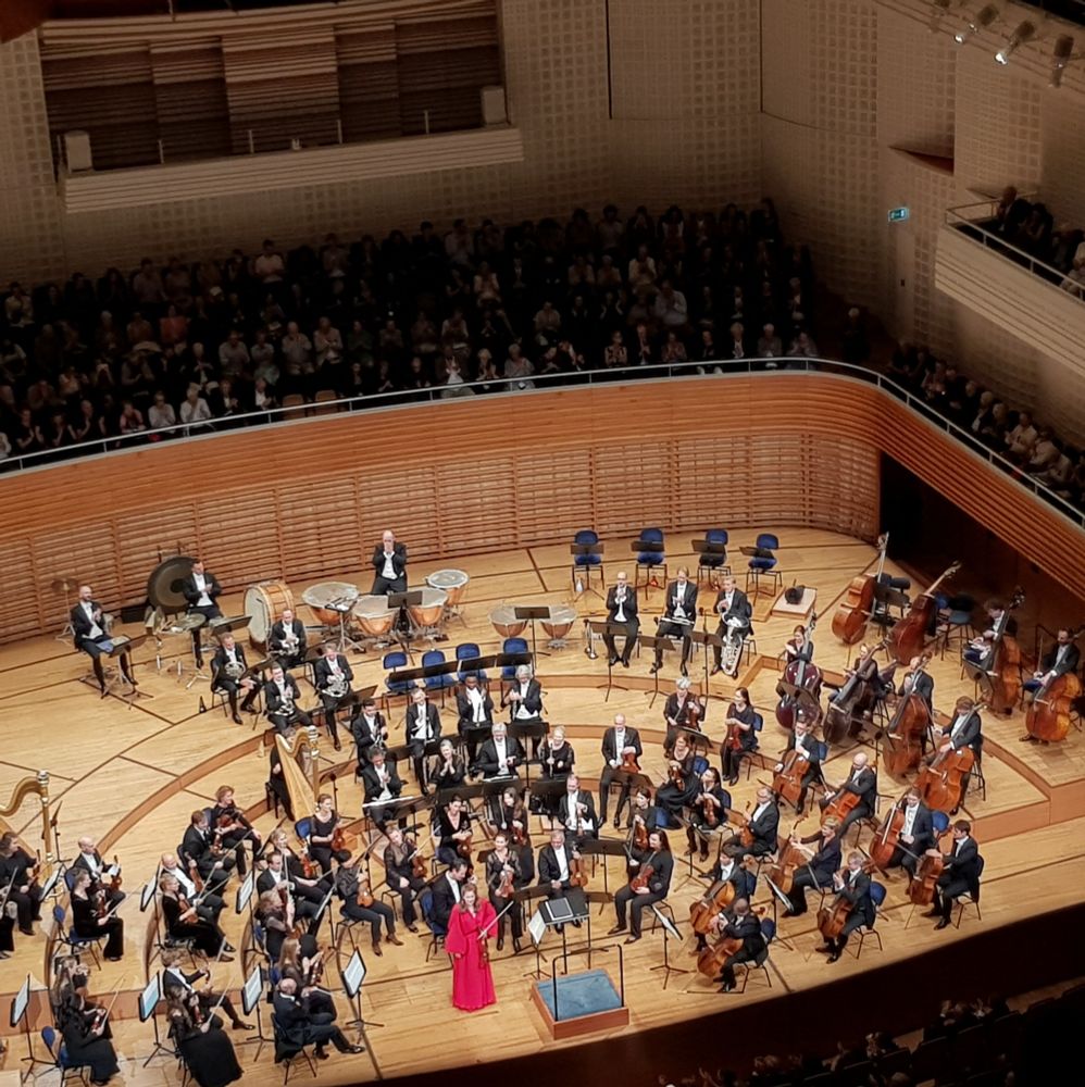Jansen and the orchestra on stage at the end of the first half of the concert 