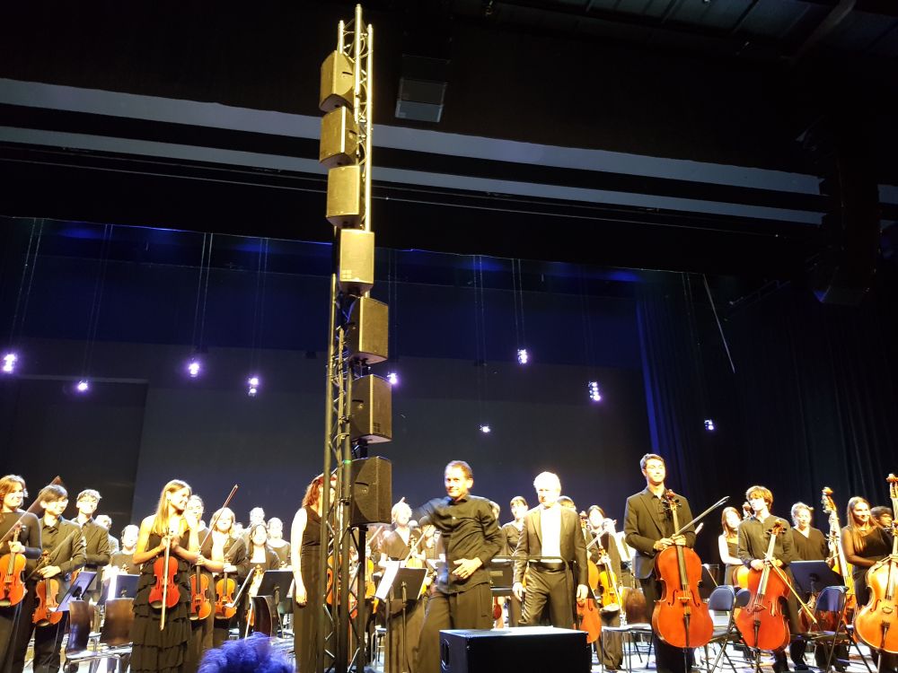 Stroppa, Robertson und das Orchester stehen nach dem Konzert auf der Bühne, davor das 