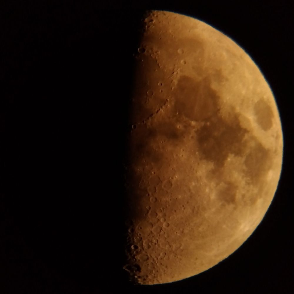 2025年10月30日17時22分37秒に撮影した月、月齢8.8、ホワイトバランスは赤め