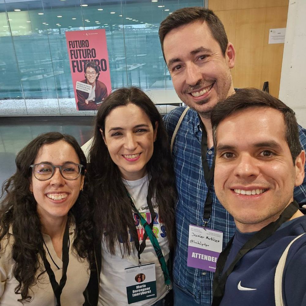 Selfie grupal de cuatro personas sonriendo: María Berenguer en el centro, rodeada por tres compañeros y compañeras de Agile Aragón, con acreditaciones visibles. Son el 'comando maño' que fue a la conferencia Commit Conf. Foto tomada en una zona interior luminosa del evento.