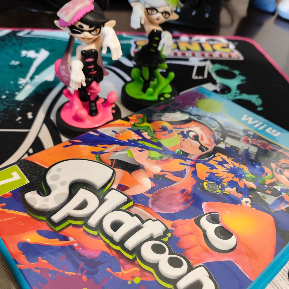 Splatoon (Wii U) junto a amiibos de "Las Calamarciñas".