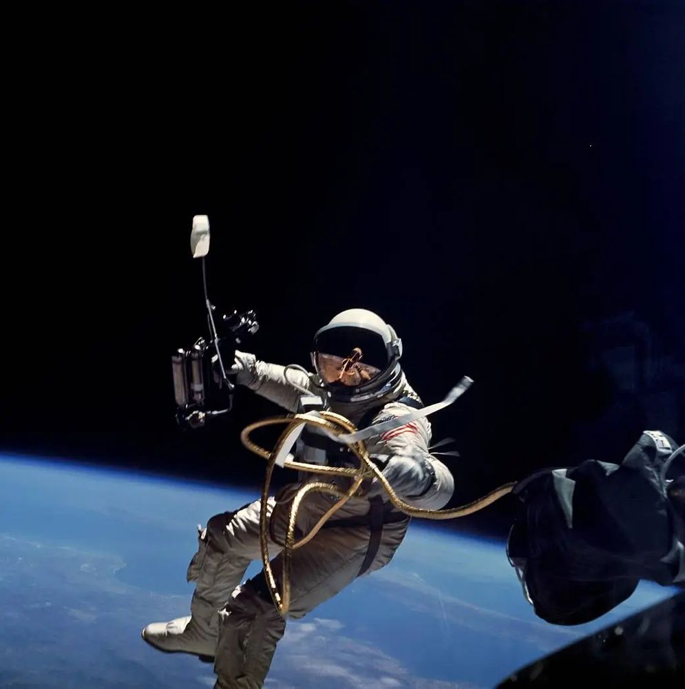 Ed White’s Historic Spacewalk During Gemini IV

This striking image captures astronaut Ed White floating in the vast darkness of space during NASA’s Gemini IV mission on June 3, 1965. As the first American to perform an extravehicular activity (EVA), White is seen suspended above Earth, connected to the spacecraft by a 25-foot tether. He holds the hand-held maneuvering unit—nicknamed the “zip gun”—that allowed him limited control as he drifted weightlessly outside the Gemini capsule. The deep blackness of space frames the curvature of the Earth below, a dramatic contrast that emphasizes both the grandeur and isolation of early space exploration. White’s 23-minute EVA was not just a bold step forward for American astronauts—it was a technological and physiological milestone. Engineers had to overcome challenges related to life support, suit mobility, and safety in a vacuum, all with limited precedent. Only three months earlier, Soviet cosmonaut Alexei Leonov had become the first human to walk in space, igniting pressure for the U.S. to respond. White’s mission helped validate NASA’s ability to safely manage astronauts outside a spacecraft, paving the way for the Apollo moonwalks and later the complex repairs, construction, and scientific activities conducted on Skylab, the Space Shuttle, and the International Space Station. The suit White wore, designed for flexibility and life support, marked an evolution in EVA technology, helping scientists understand how human bodies function in microgravity for extended periods. His calm demeanor and visible awe—he later said he didn’t want to come back inside—captured the public imagination. This photo endures as a symbol of the courage, innovation, and pioneering spirit that defined NASA’s Gemini program, and honors Ed White’s legacy as a trailblazer in the history of human spaceflight.