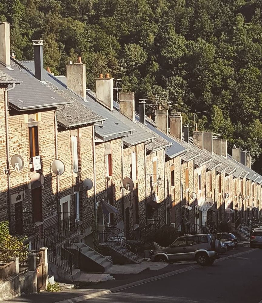 La rue de l'échelle à Bogny-sur-Meuse. Un alignement de maisons identiques dans une rue très pentue 