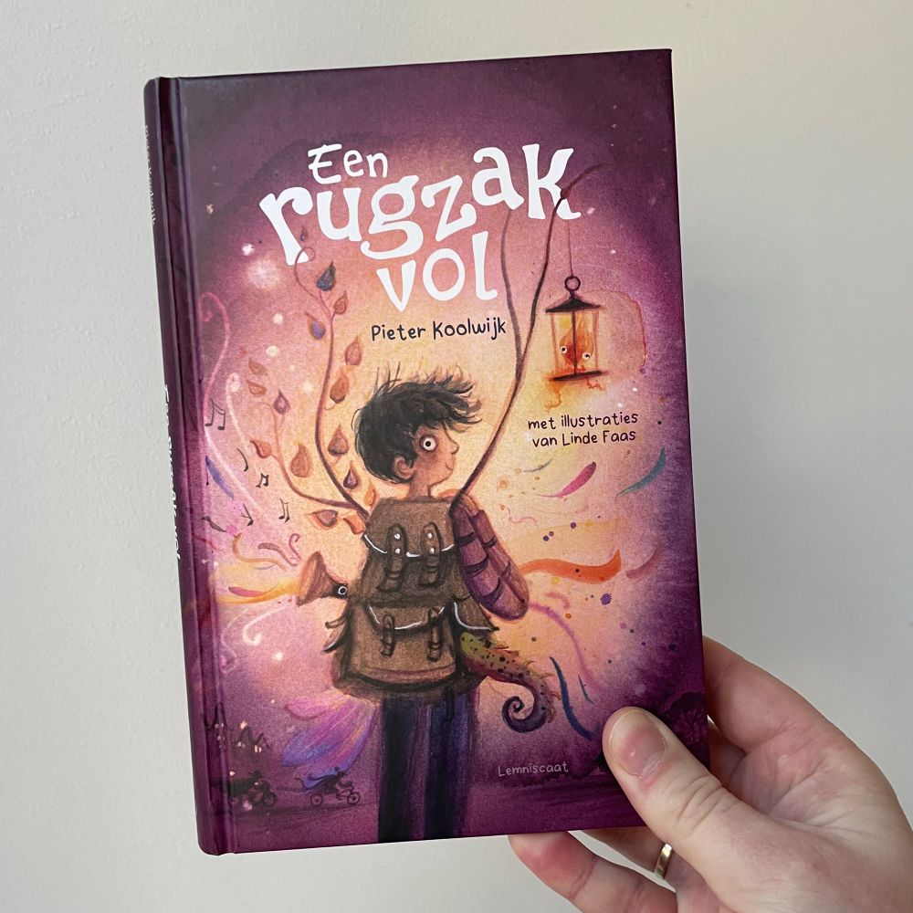 Cover van kinderboek Een rugzak vol van Pieter Koolwijk en Linde Faas: vrolijk gekleurde cover met een jongen en een rugzak