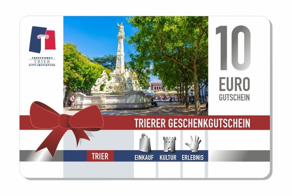 Ein Bild vom einem 10 Euro Gutschein der City Initiative Trier. In der Mitte des Bildes ist der Brunnen des Kornmarktes zu sehen, welcher von Bäumen mit grünen Laubkronen umgeben ist.