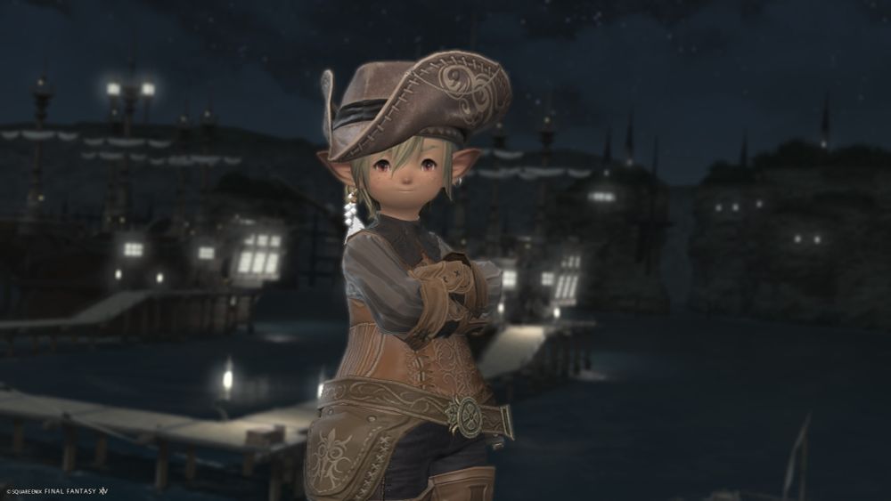 Ruckus, a friendly-faced sandy haired Lalafella, stands before the Limsan  docks at night, clad in brown leathers and a very smart brown hat with a pointed brim.