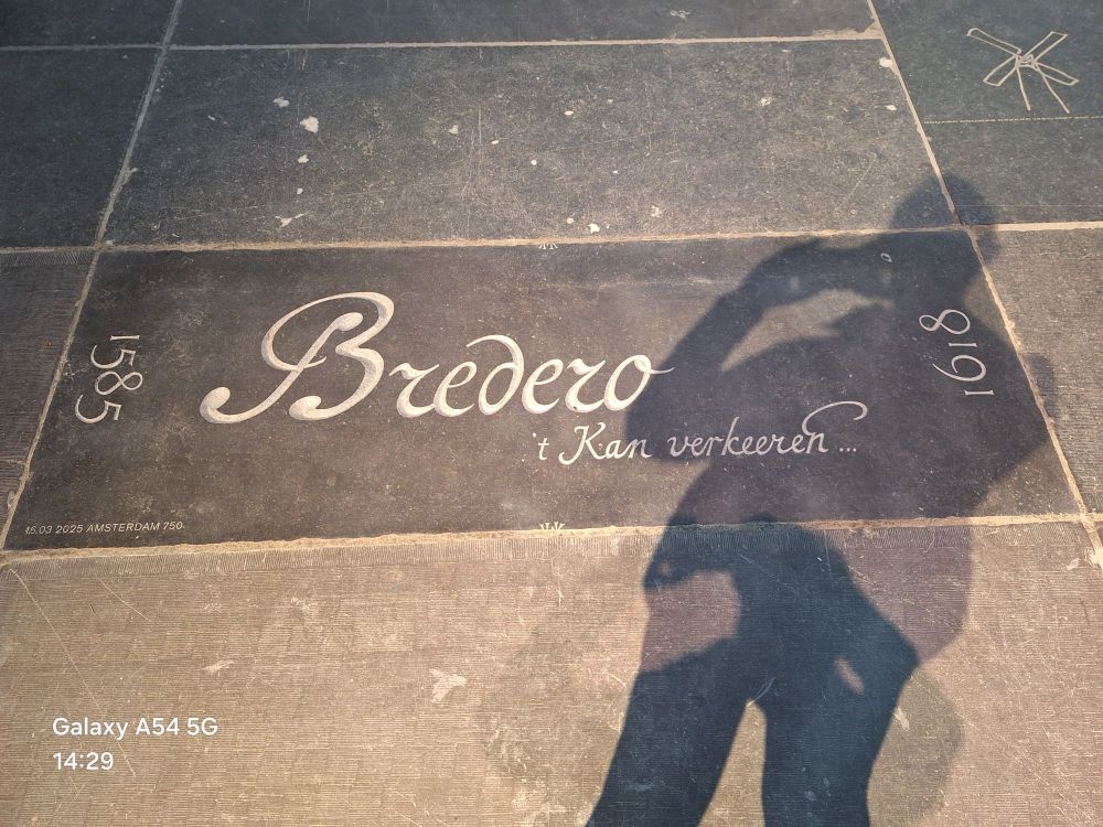 De herinneringsplaat ter ere van Gerbrand Adriaenszoon Bredero in de Nieuwe Kerk te Amsterdam.