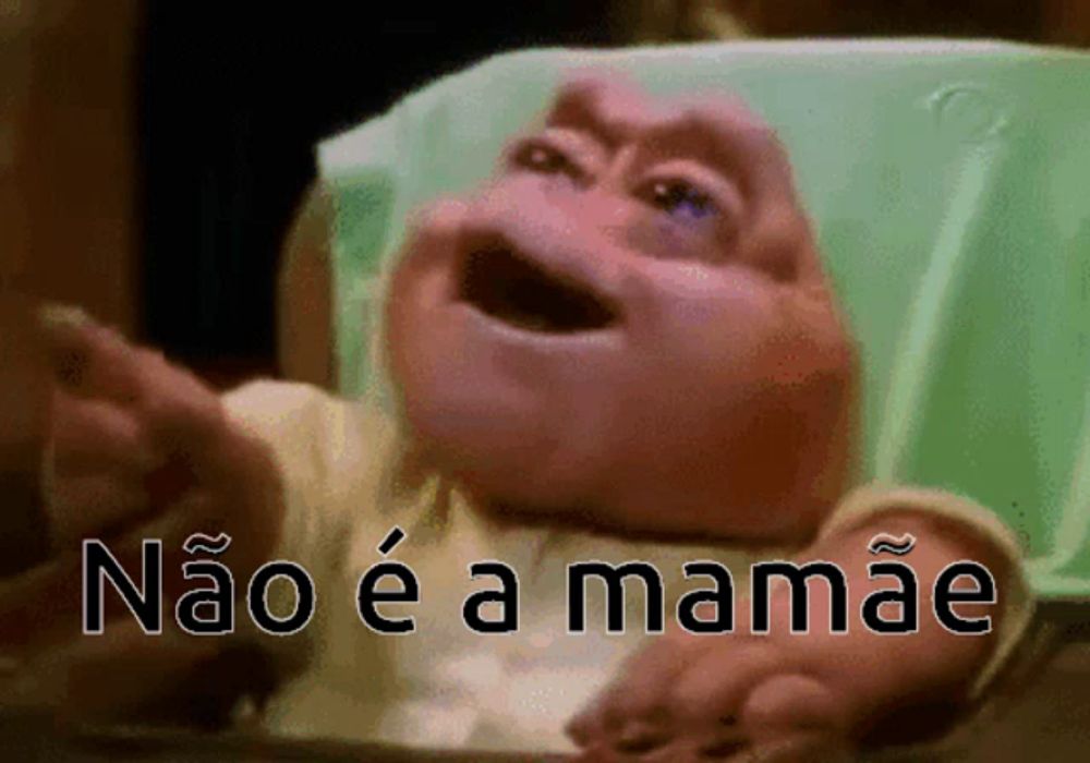 a baby is sitting in a high chair with the words não e a mamae written on the bottom