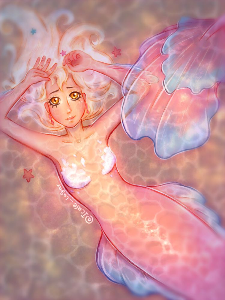 Imagen de una sirena tumbada en la arena del fondo del mar. Su piel es blanca, su pelo blanco platino y su cola de sirena es rosa con pequeños reflejos azules. La luz se cuela entre las olas y se refleja en sus escamas. Observa atentamente la superficie del agua, como si imaginase lo que es salir del mar 