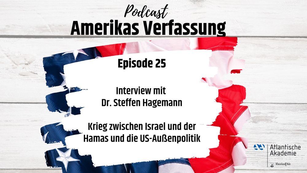 Schriftzug "Interview mit Dr. Steffen Hagemann. Krieg zwischen Israel und der Hamas und die US-Außenpolitik" vor US-Flagge.