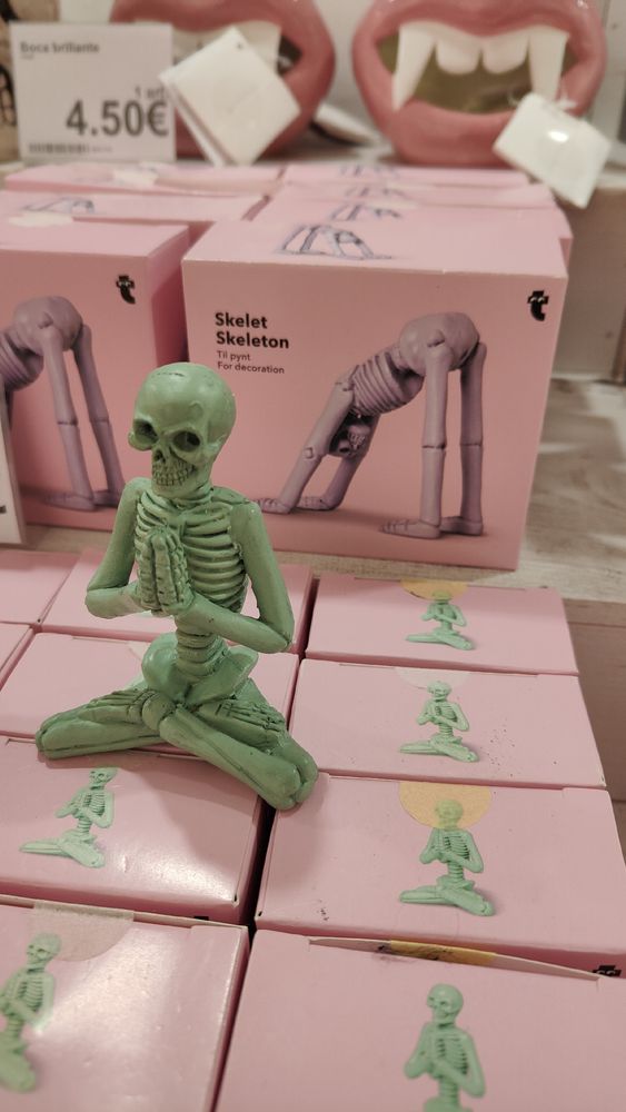 Juguetes de esqueleto del Tiger haciendo yoga. Uno verde sentado con las piernas cruzadas (posición de lofo?) y otro haciendo una V invertida en el suelo