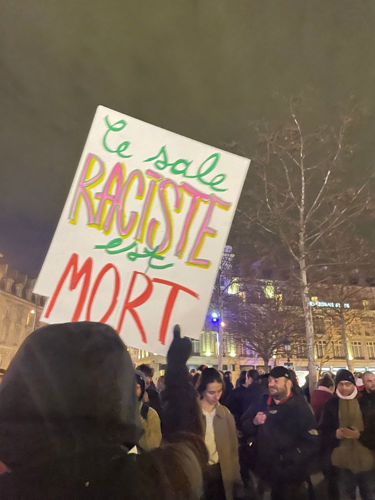 Pancarte rassemblement ce sale raciste est mort