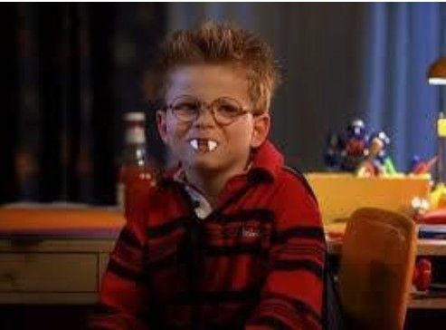 Menino do filme O pequeno vampiro fantasia de vampirinho 