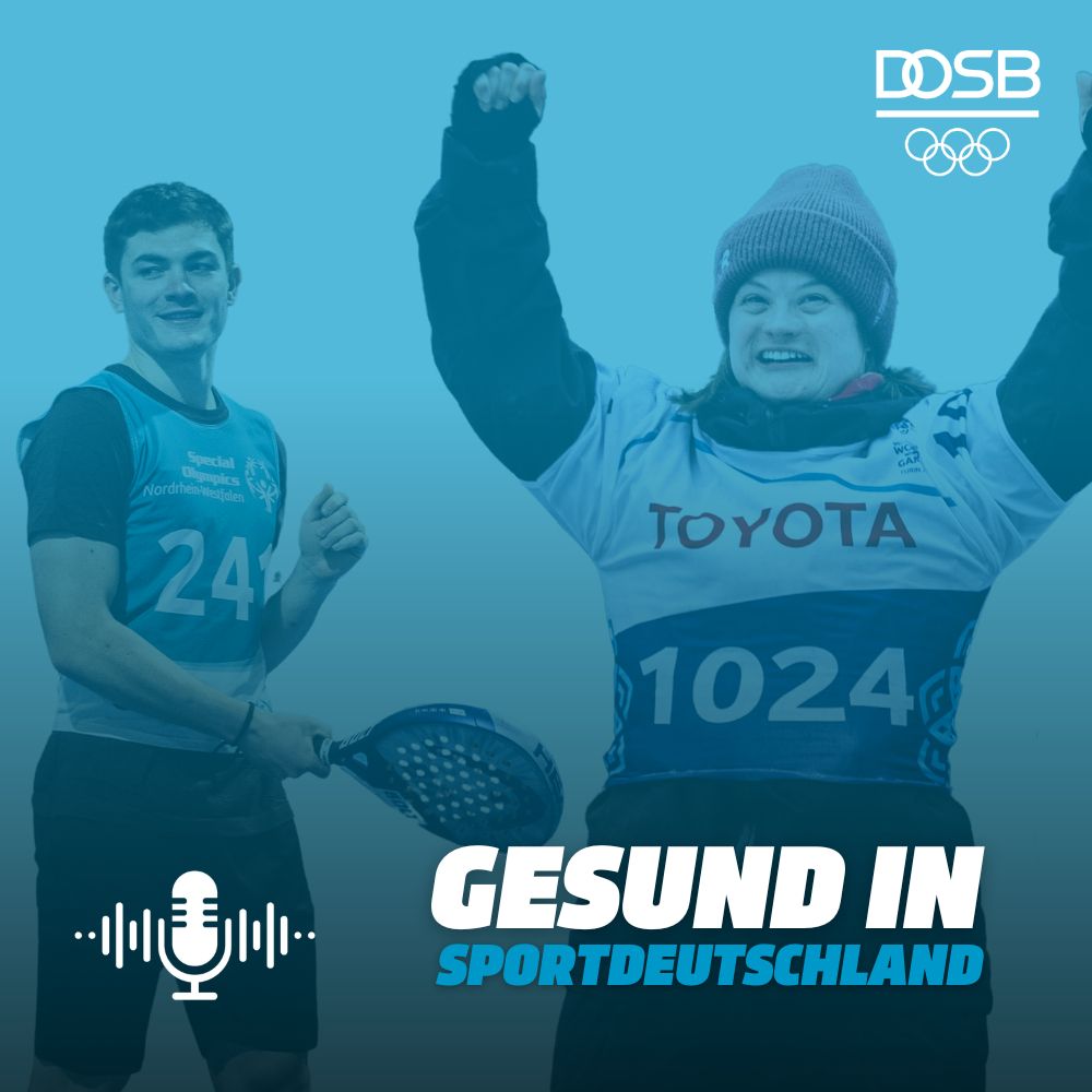 Das Podcastcover von Gesund in Sportdeutschland zeigt eine Collage von Justin Schütz und Stefanie Wiegel. Justin trägt eine Athletenweste von Special Olympics Nordrhein-Westfalen und hält einen Padelschläger in der Hand. Rechts daneben ist Stefanie Wiegel in Snowboarding-Outfit mit Athletenweste und ihrer Startnummer 1024 zu sehen. Beide werden eingerahmt vom DOSB-Logo mit den charakteristischen Olympischen Ringen oben sowie dem Schriftzug "Gesund in Sportdeutschland" und einem Mikrofon, das Schallwellen ausstrahlt, unten.