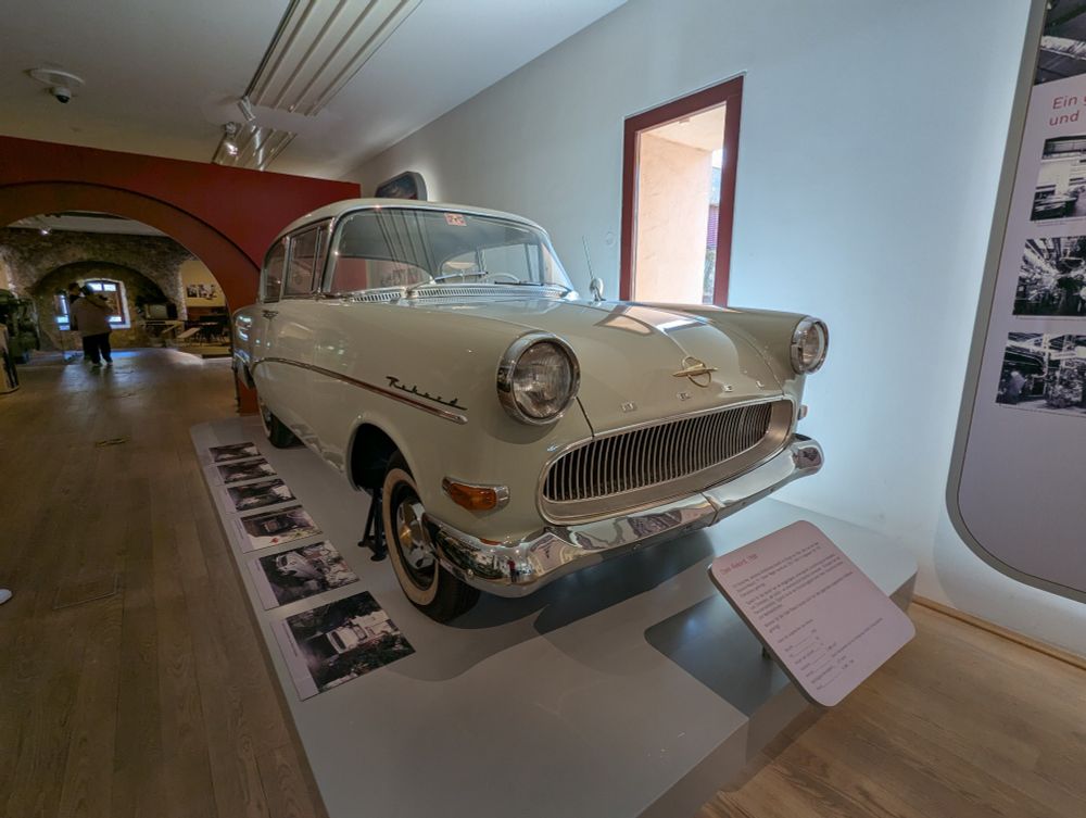 Ein grauer Opel Rekord steht mit seinen Weißwandreifen im Museum Rüsselsheim.