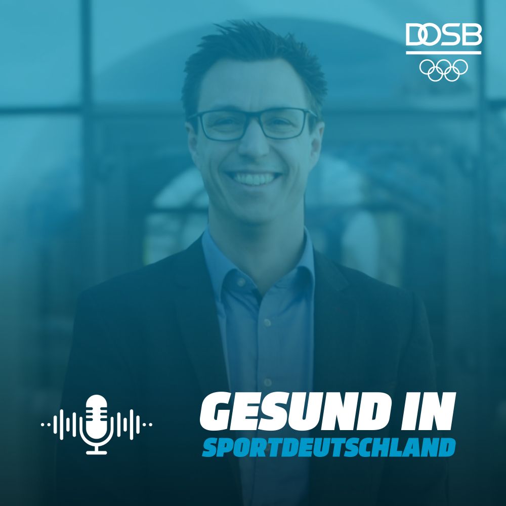 Das in türkisblaue Farben gehüllte Coverbild des Podcasts "Gesund in Sportdeutschland" zeigt unten den Titel des Podcasts, links flankiert von einem Mikrofon, das Audiowellen aussendet. Zentral in der Mitte ist das Profilbild von Prof. Dr. Markus Reichert zu sehen. Oben links ist das Logo des Deutschen Olympischen Sportbundes zu sehen mit den charakteristischen Olympischen Ringen.
