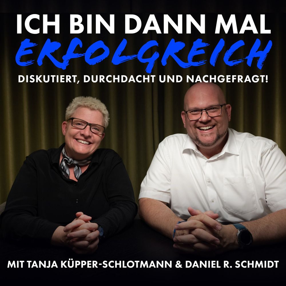 Das Podcastcover von "Ich bin dann mal erfolgreich" zeigt ein Foto von Tanja Küpper-Schlotmann (links) und Daniel R. Schmidt (rechts), die vor einem Vorhang an einem Tisch sitzen. Neben dem Podcasttitel, oben, ist darunter der Slogan "Diskutiert, durchdacht und nachgefragt" angebracht.