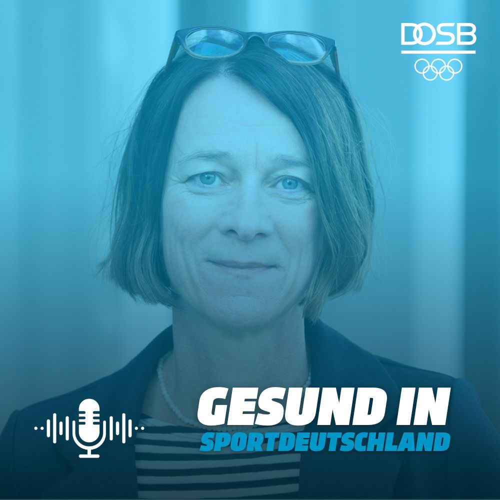 Das Podcast-Cover des Podcasts "Gesund in Sportdeutschland" zeigt das Portraitfoto der Forscherin Prof. Dr. Bettina Rulofs, das einen leichten blauen Schein trägt. Oben rechts ist das Logo des Deutschen Olympischen Sportbundes eingebracht, links unten ein Mikrofon, das Audiowellen nach rechts und links sendet.