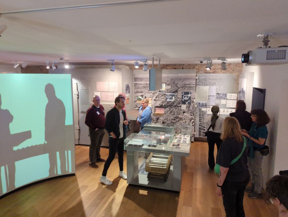 In der oberen Etage des Museums Rüsselsheim führt der Museumsführer durch die Exponate zur NS-Zeit.