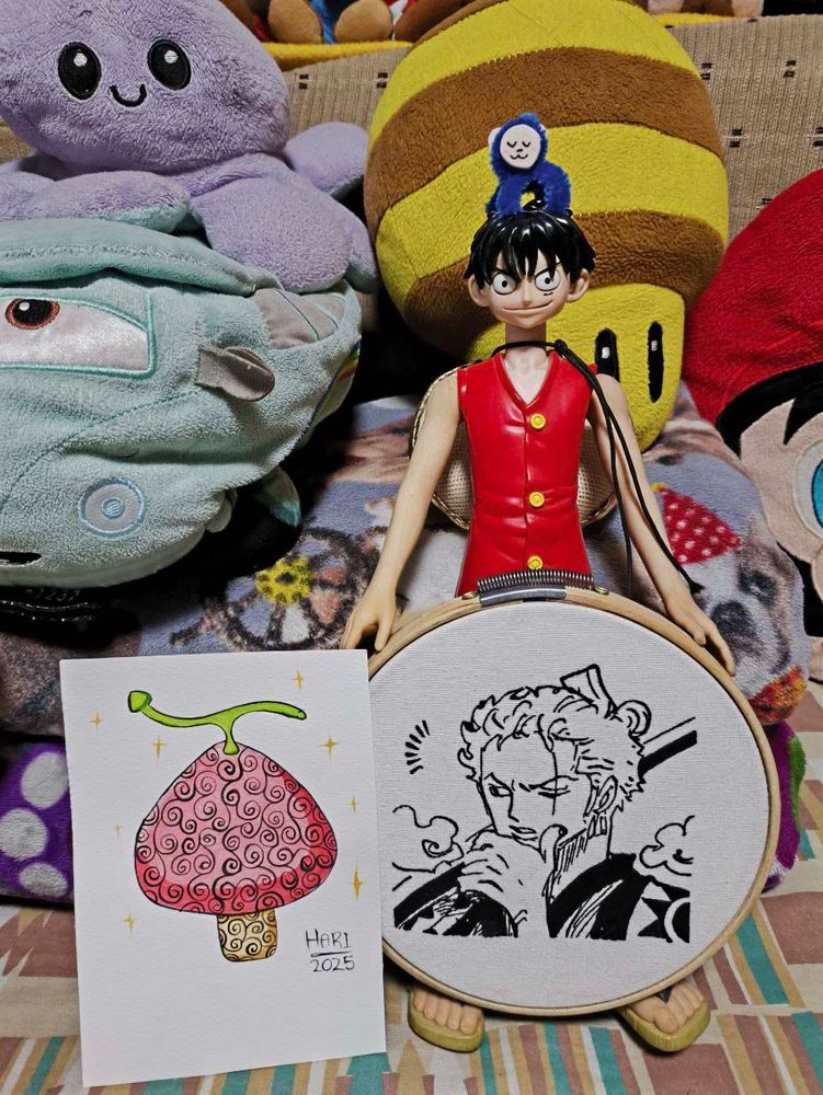 Figura de Monkey D. Luffy sosteniendo un bordado de Roronoa Zoro de One Piece y una tarjeta de la fruta del diablo.