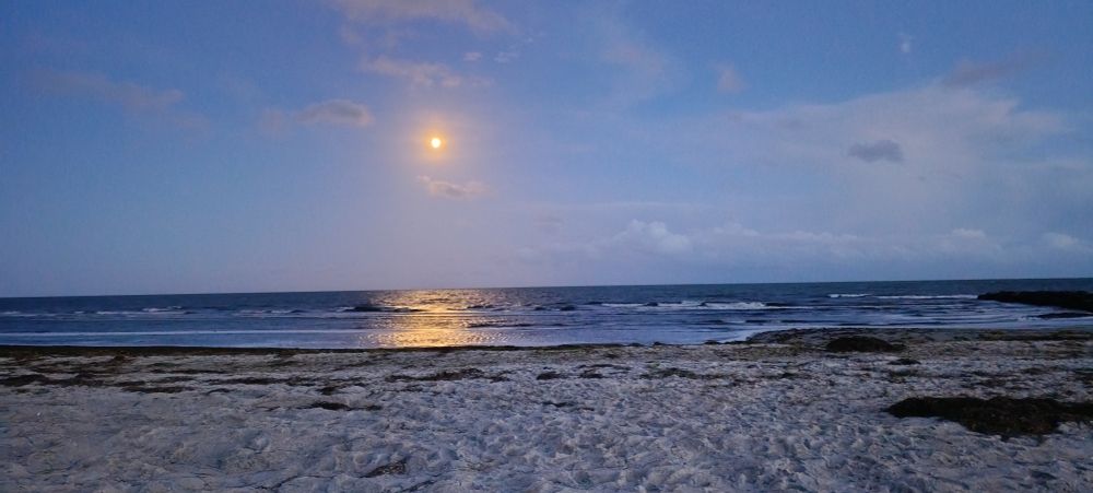 Foto am Strand mit Mond am Himmel