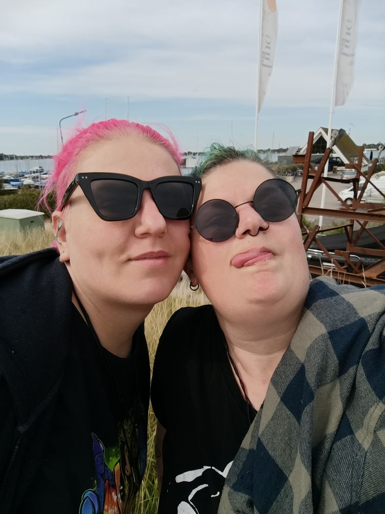 Selfie meiner Freundin und mir vorm Bootshafen