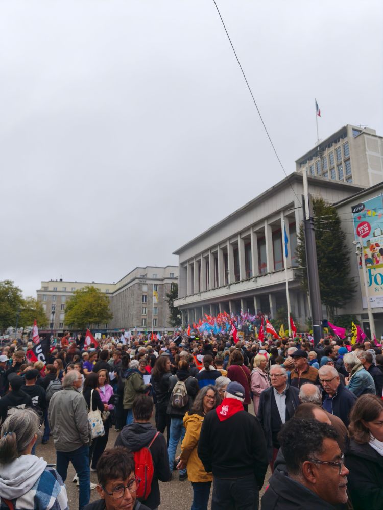 manifestants devant la mairie de
 Brest ce matin