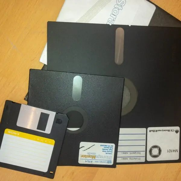 3 générations de disquettes : la petite 3,5 pouces (dure), la 5,25 pouces et la 8 pouces (toutes les deux souples, dont le nom anglais des disquettes : les floppy disks)