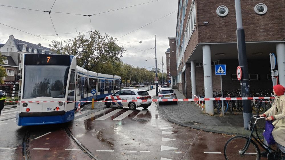 Doos met munitie afgegeven bij hoofdbureau politie, Marnixstraat afgezet