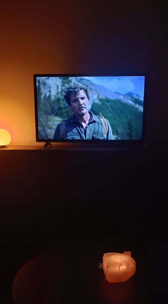 Televisión con un plano de Joel en el primer episodio de la segunda temporada de TLOU