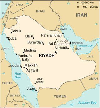 Carte de l’Arabie Saoudite, mettant en évidence ses principales villes et ses frontières géographiques. Le pays est coloré en nuances de beige et de brun, avec l’intérieur du pays étiqueté avec des noms de villes tels que Riyad, Djeddah, La Mecque, Médine, et d’autres. Les pays voisins comme la Jordanie, l’Irak, le Koweït, Bahreïn, le Qatar, les Émirats arabes unis (É.A.U.), Oman et le Yémen sont indiqués aux bords de la carte. La mer Rouge est représentée à l’ouest de l’Arabie Saoudite et le golfe Persique au nord-est. Les principaux plans d’eau sont colorés en bleu clair. La carte inclut également des mesures d’échelle en kilomètres et en miles dans le coin supérieur droit. 