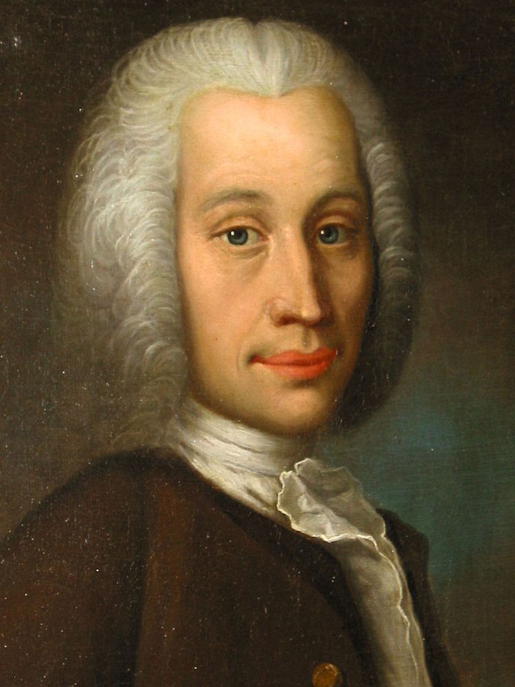 Image rapprochée du physicien suédois Anders Celsius, avec une perruque blanche bouclée, une veste marron et une cravate blanche à jabot.