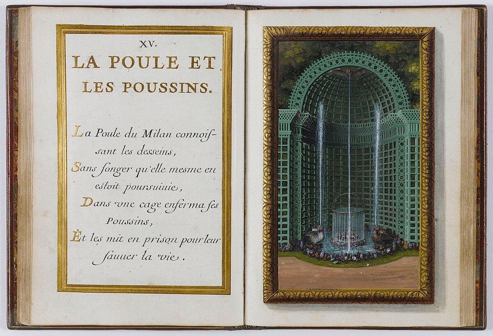 Une image tirée d'un livre ancien, montrant une fable illustrée. Sur la page de gauche, le texte est titré "La Poule et les Poussins". La page de droite est une illustration représentant une volière sophistiquée en treillis vert, avec une fontaine au centre et deux poules à ses pieds.