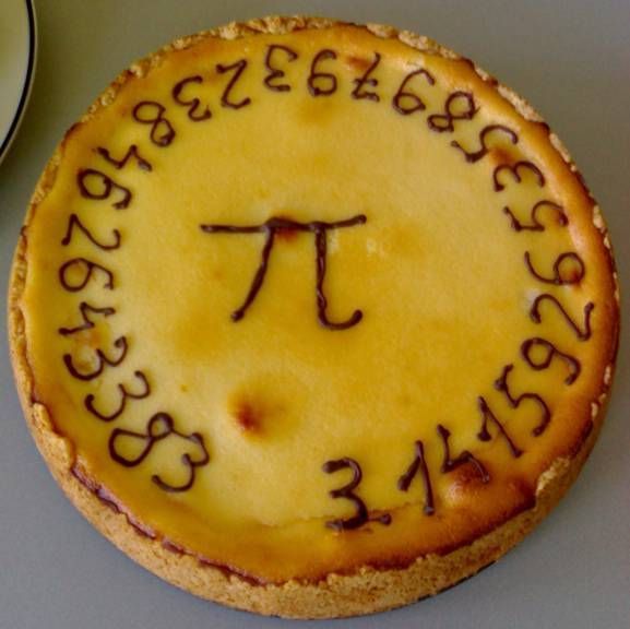 Une tarte avec des chiffres gravés sur le dessus, formant une séquence qui ressemble à des chiffres de pi.