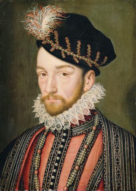 Peinture à l'huile représentant le roi Charles IX de France, portant une courte barbe rousse, une moustache, et une coiffure courte. Il est coiffé d'un béret noir orné de plumes blanches et rouges, ainsi que de perles et de rubans dorés. Son cou est entouré d'une fraise blanche empesée, et il porte des colliers de perles. Ses vêtements, dans des tons de rouge et de noir, sont richement décorés de motifs et de broderies.